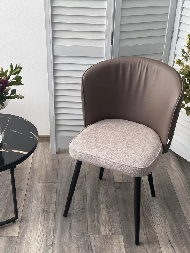 Стул Моне, мягкий, Rovena Biscut ткань, Orakul 290 экокожа, черный каркас