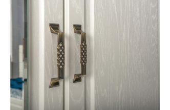 Шкаф трехдверный Ливерпуль, распашной для одежды с зеркалом, белый / ясень ваниль