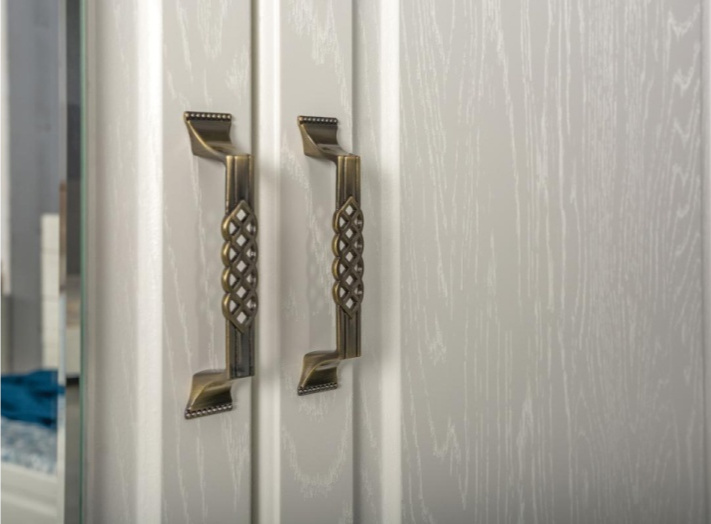 Шкаф трехдверный Ливерпуль, распашной для одежды с зеркалом, белый / ясень ваниль